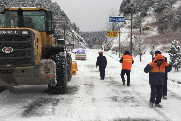 柞水段全力除雪保障道路安全（图）2.jpg