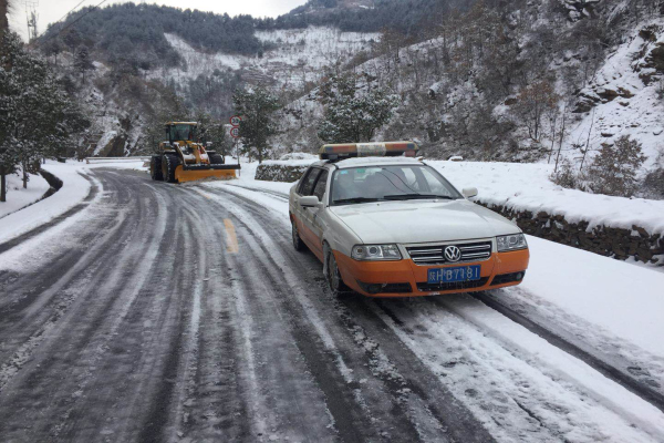 柞水段全力除雪保障道路安全（图）3.jpg