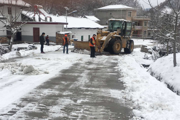 柞水段全力除雪保障道路安全（图）4.jpg